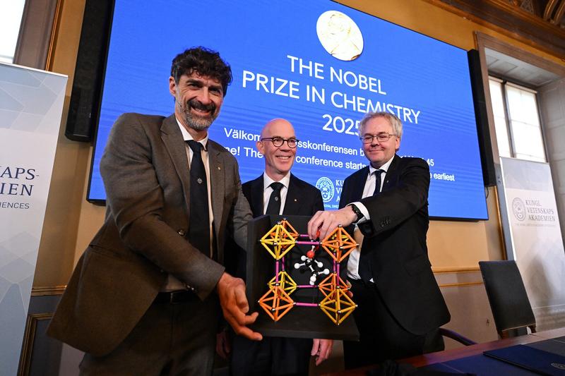 US scientist of Palestinian descent among three winners of Nobel prize for chemistry