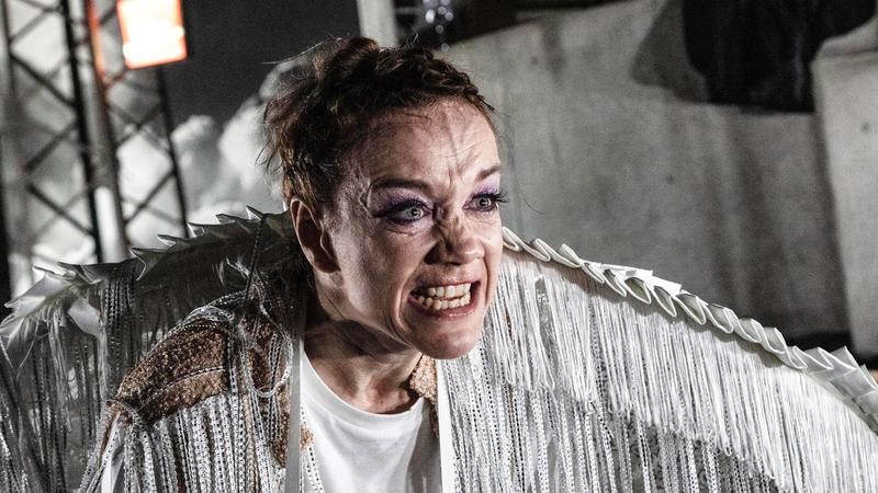 Theater | Frank Castorf inszeniert „Hamlet“ in Hamburg: Er weiß, wie man aus Text eine Party macht Theater | Frank Castorf inszeniert „Hamlet“ in Hamburg: Er weiß, wie man aus Text eine Party macht