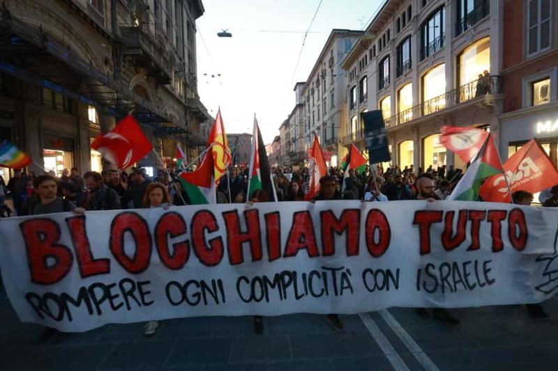 Bologna, manifestazione per la Flotilla. Mille persone al corteo partito da piazza Maggiore /