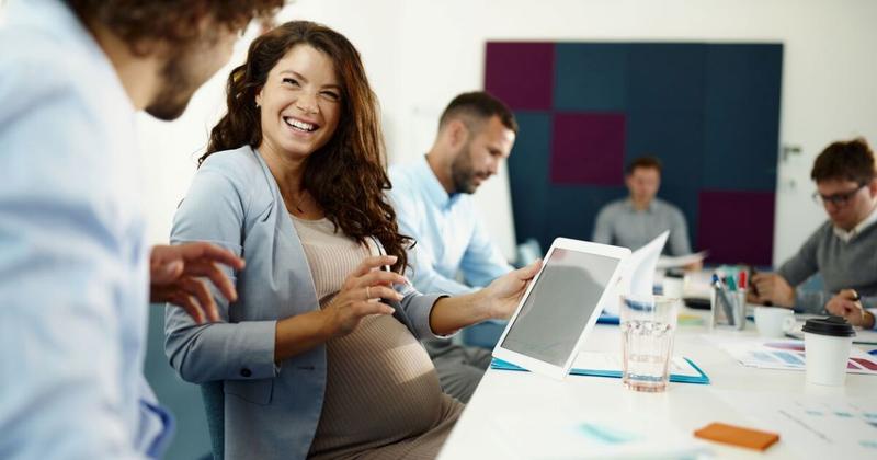 Ser mamá y trabajar en tecnología: entre el equilibrio, la rebeldía y el valor propio