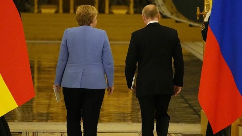 „Merkel se uklopila u narativ Kremlja“: Zašto bivša kancelarka Nemačke odbija da se suoči sa problematičnom zaostavštinom?
