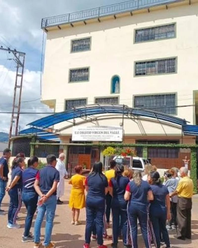 Joven hiere a tres personas en colegio de Arjona por cumplir «reto viral» Joven hiere a tres personas en colegio de Arjona por cumplir «reto viral»
