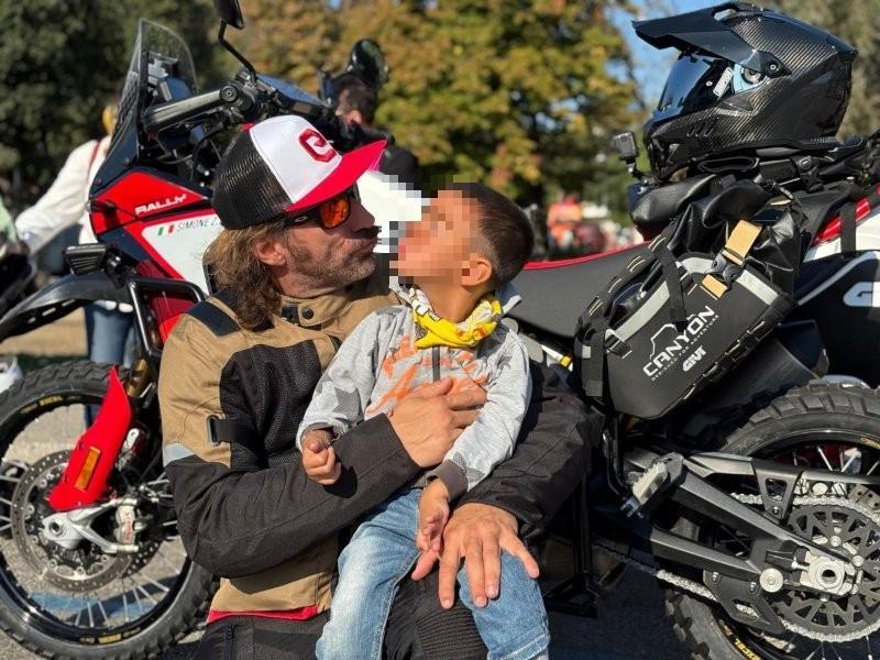 Davide e la maratona in moto: uno speciale sidecar per il bimbo di 7 anni affetto da una rara malattia genetica