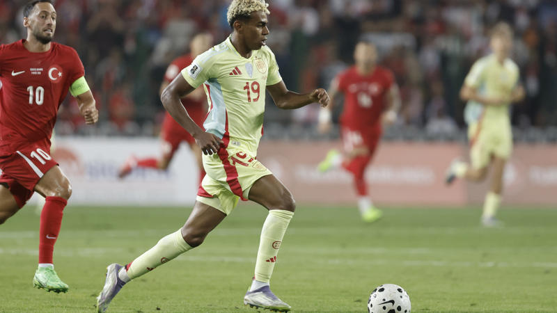Lamine, entre la espada del Barça y la pared de la selección