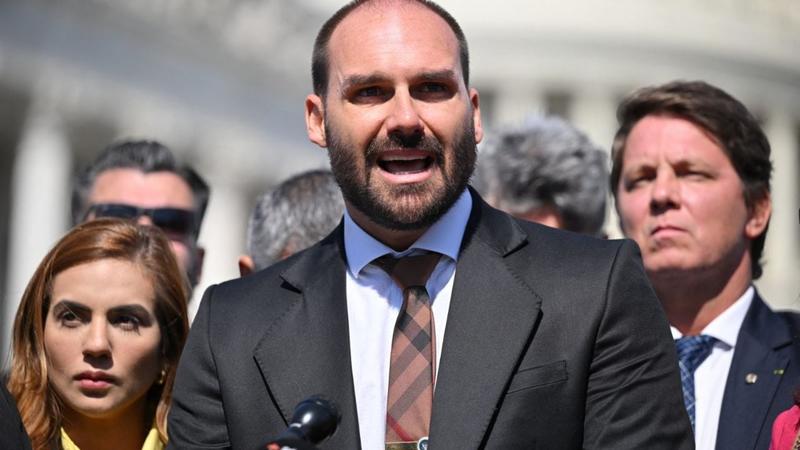 A longa fuga de Eduardo Bolsonaro