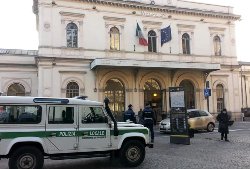 Sbanda e centra un’auto in sosta, scende e poi fugge. Ai vigili confessa: non sapevo cosa fare...