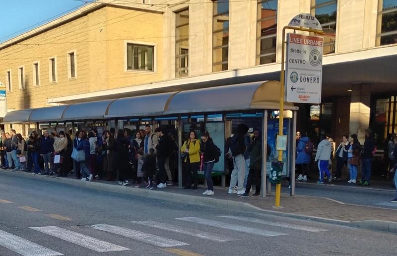 Scene “fantozziane” alle fermate. Corsa per prendere bus già pieni
