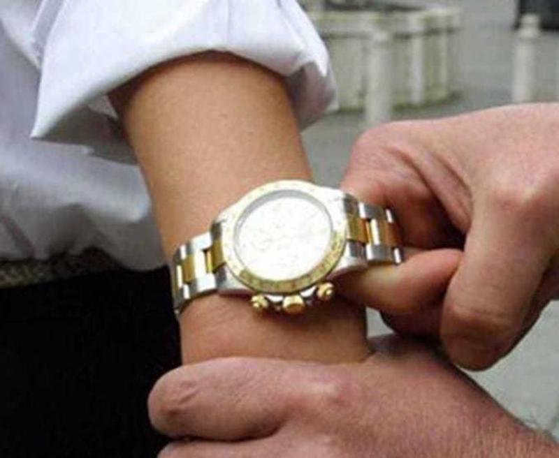 Milano, la banda dello specchietto torna a colpire: via il Patek Philippe da 50mila euro dal polso di un 57enne