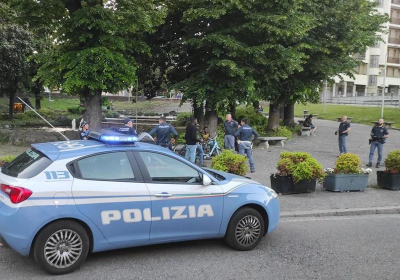 Maranza armato di coltello alla stazione di Monza: vede i poliziotti e scappa, ma la fuga finisce al Beccaria