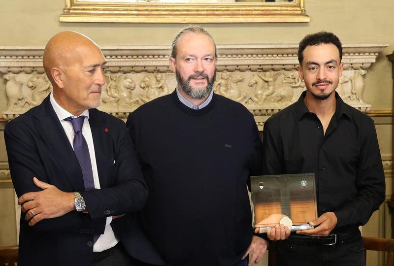 L’omaggio al grande campione. Iliass Aouani, il nostro orgoglio: 