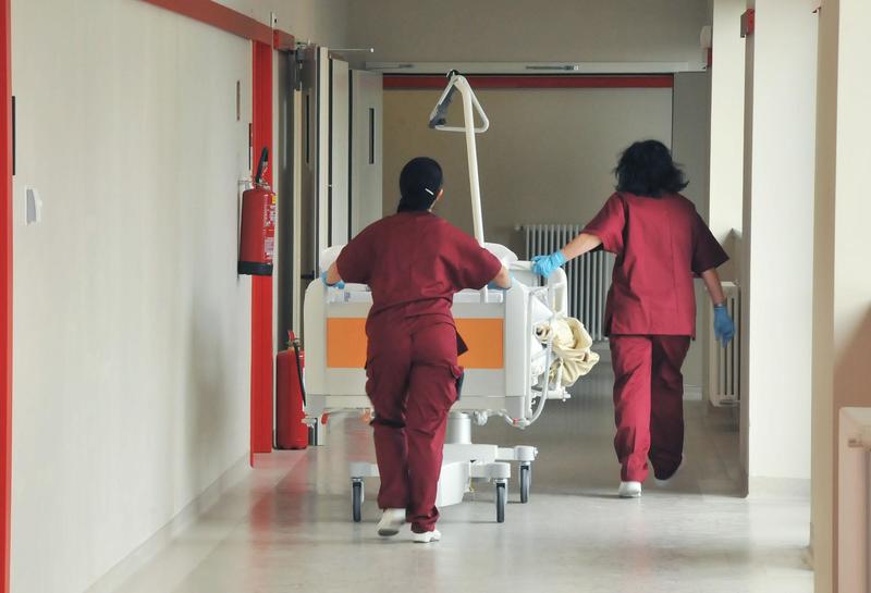Napoli, sedata e legata al letto perché infastidiva i pazienti: morta per attacco cardiaco