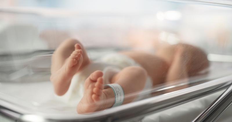 Abbandona il figlioletto malnutrito in ospedale e scappa: arrestata 26enne