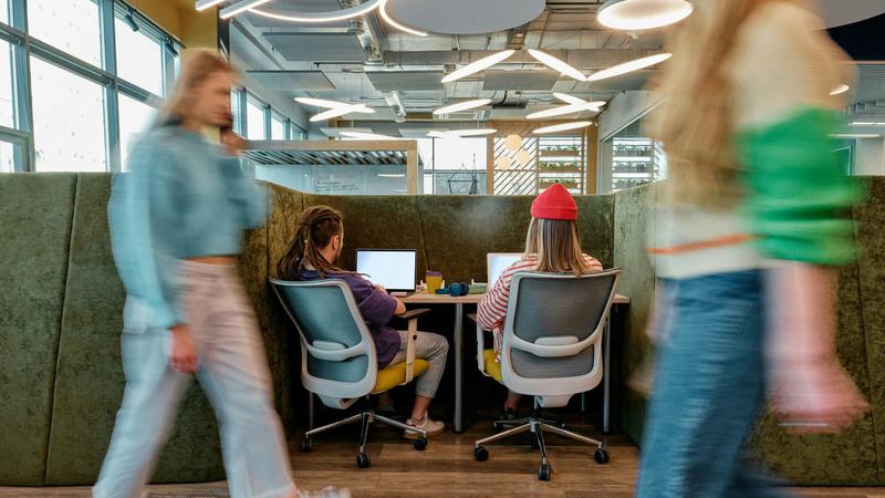 Un robot m’a pris mon stage : l’impact de l’IA sur l’entrée des jeunes dans le monde du travail