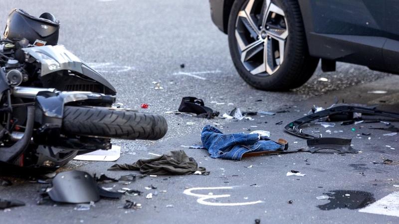 Incidente a Vestone, motociclista cade e un’auto lo travolge: è morto sul colpo