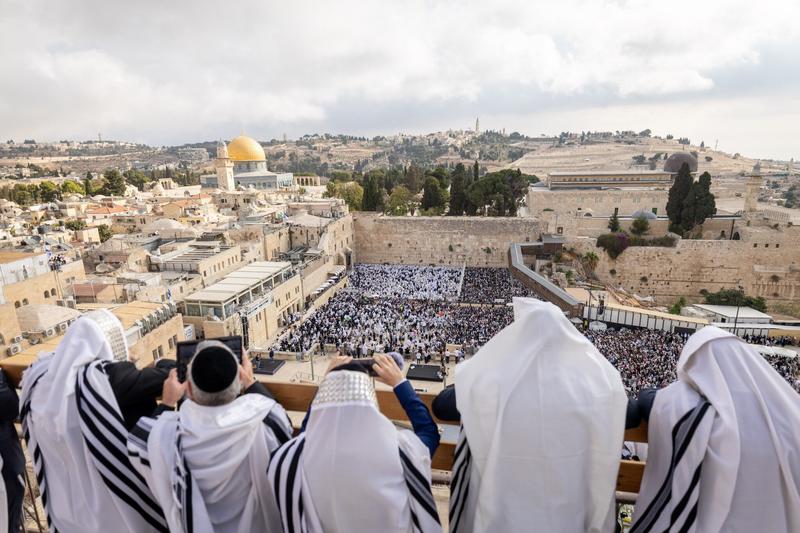 At ‘priestly blessing’ in Jerusalem, prayers, hope and ‘mixed feelings’ over hostage deal