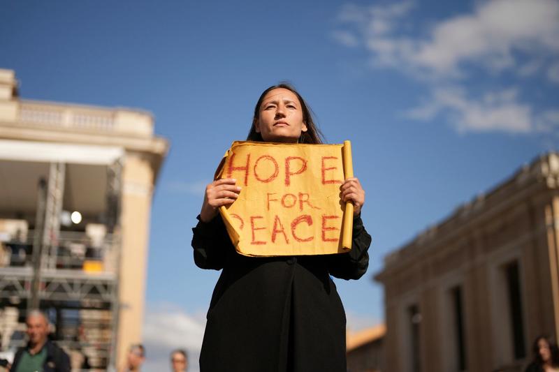 Alors que de toute part, les conflits actuels déchirent le monde et nourrissent les peurs, Martin Steffens s’interroge : qui est notre semblable ? Quelle attitude adopter, en tant que chrétien ? Ce dernier ne peut, selon lui, se contenter d’un pacifisme naïf et doit lutter contre un nationalisme contraire à la Parole. Alors que de toute part, les conflits actuels déchirent le monde et nourrissent les peurs, Martin Steffens s’interroge : qui est notre semblable ? Quelle attitude adopter, en tant que chrétien ? Ce dernier ne peut, selon lui, se contenter d’un pacifisme naïf et doit lutter contre un nationalisme contraire à la Parole.