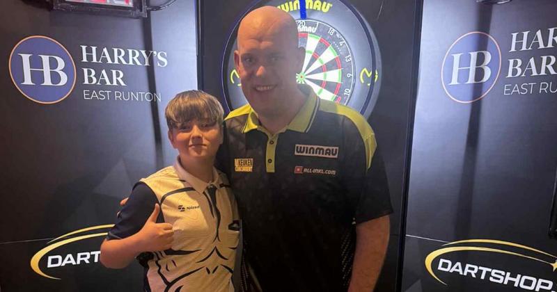 Darts legend plays against 14-year-old fan in Norfolk bar
