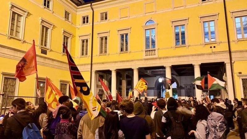 Corteo per la Palestina, manifestanti entrano a Palazzo Frizzoni. Carnevali: «Insulto a un luogo di tutti» - Video