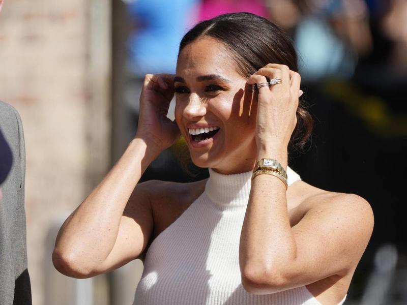 Il video e le risate: tutte le “sconcertanti” gaffe di Meghan alla Paris Fashion Week