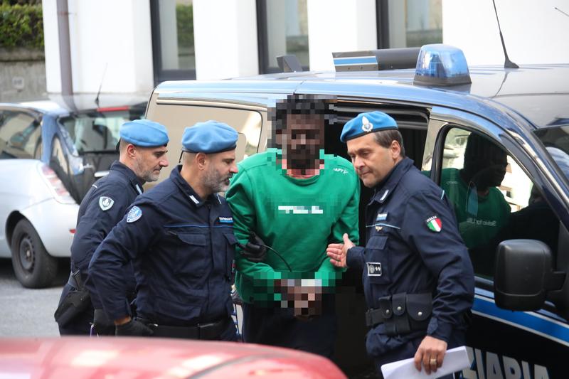 Violentata e rapinata in strada a Sondrio, svuotato il centro che ospitava l’aggressore. Via la metà degli ospiti