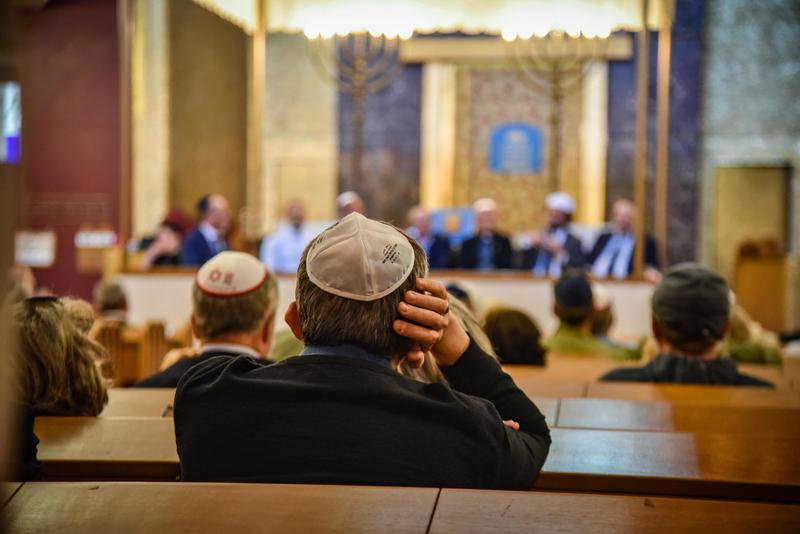 Saluto nazista e ‘Heil Hitler’, il pensionato (insospettabile) fermato all’ingresso della sinagoga: “Non è legato a movimenti di ultradestra”