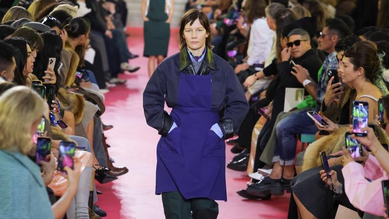 Sandra Hüller mit Miu-Miu-Designerschürze: DDR-Arbeiterin goes Fashion Sandra Hüller mit Miu-Miu-Designerschürze: DDR-Arbeiterin goes Fashion