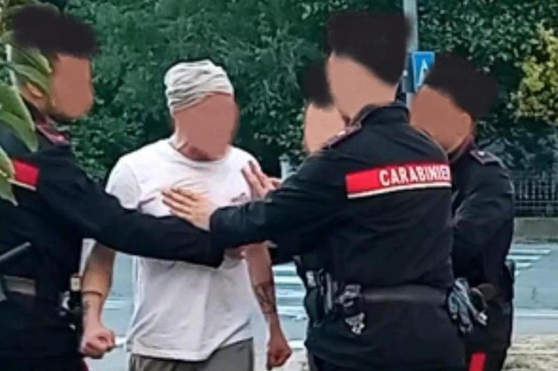 Terrore nel bar: prende a bastonate la dipendente, poi butta a terra il titolare