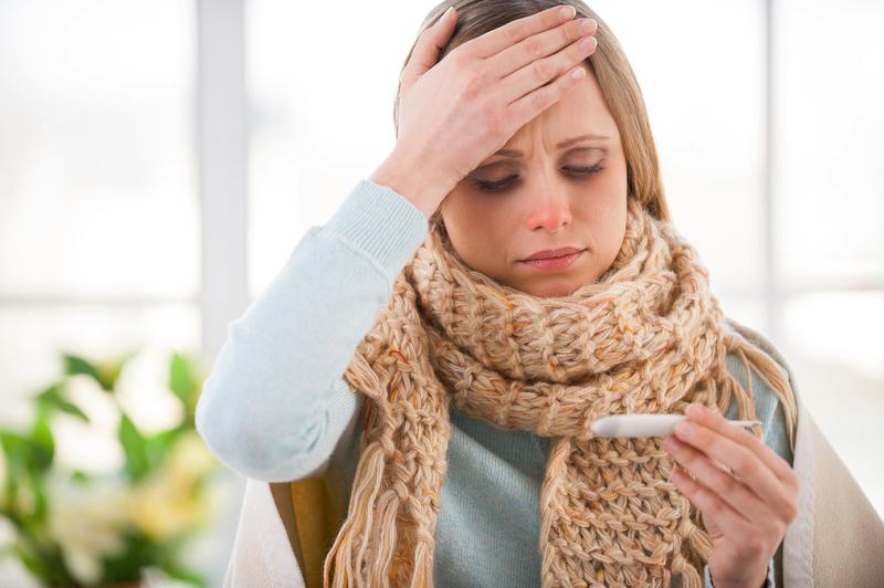 Raffreddore, febbre e stanchezza: il fastidioso mix di influenza e Covid-19