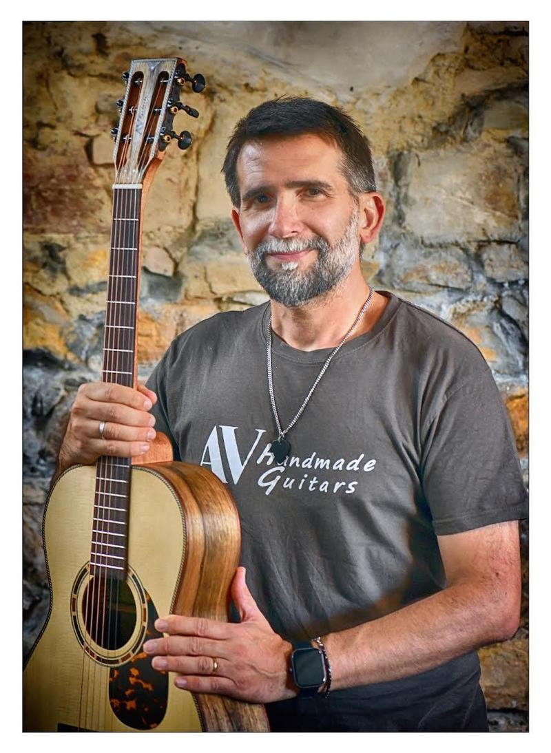 Andrea Vercesi, il liutaio autodidatta: in mostra le chitarre acustiche reaizzate per passione