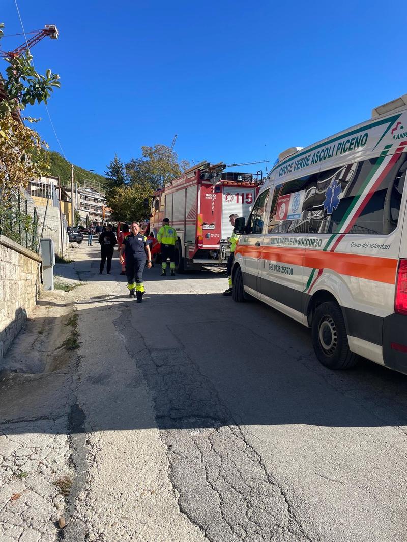 Operaio sale su una gru e minaccia di gettarsi: “Non mi pagano”