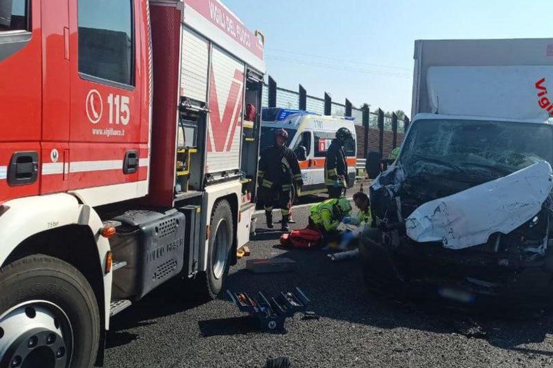 Incidente in autostrada, tre feriti: A14 chiusa per l’atterraggio dell’eliambulanza