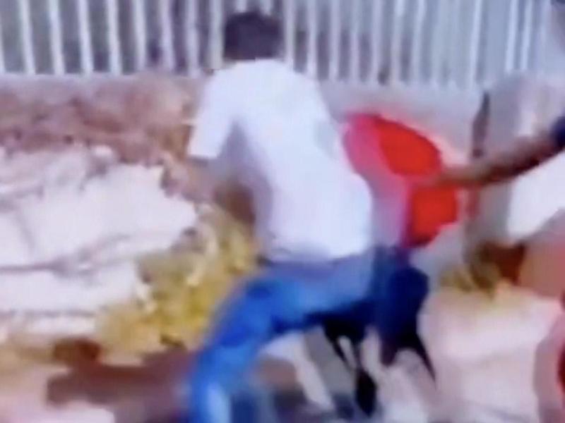 Studente accerchiatoÂ e picchiato dal branco all'uscita dalla scuola: il video diventa virale