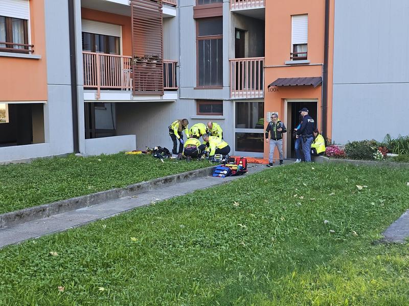 Miracolo a Sondrio: è fuori pericolo il bambino di 10 anni volato giù dal quinto piano