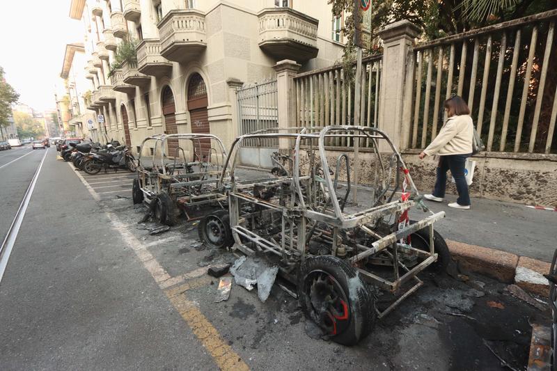 Milano, auto incendiate in strada in via Lipari: secondo episodio in pochi giorni
