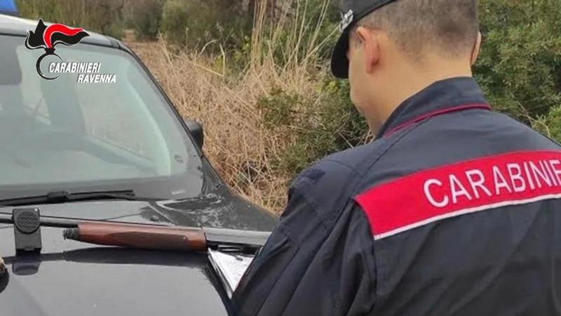 Cacciatore spara per errore verso un operaio: carabinieri lo denunciano