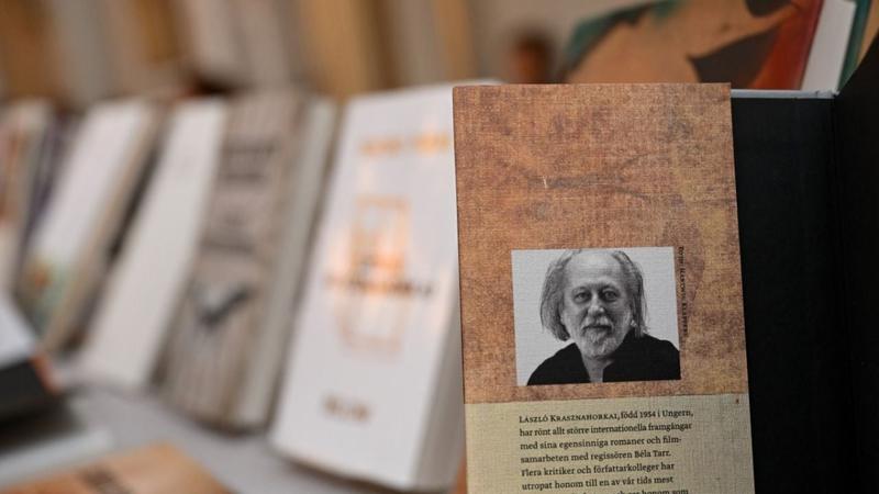 Nobel de Literatura escreve na única língua que até o diabo respeita