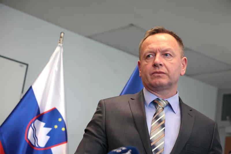 (POGLED) Kdo bo zmagal v tem pingpongu? Robert ali Robert?