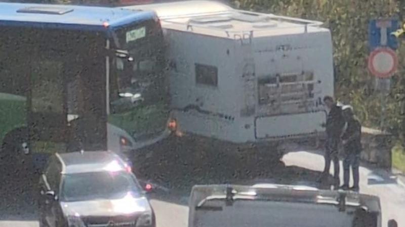 Curve della Selva, bus bloccato da un camper: traffico in tilt