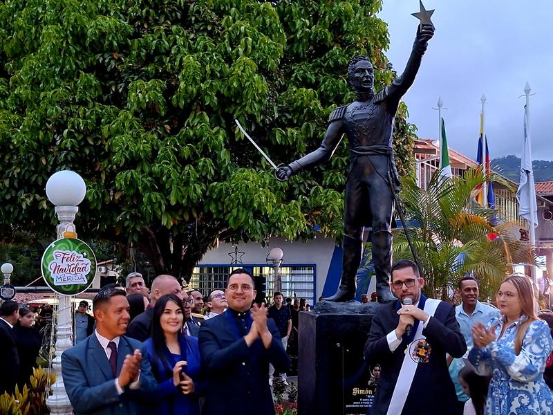 Mérida celebró sus 467 años develando monumento al Libertador Mérida celebró sus 467 años develando monumento al Libertador