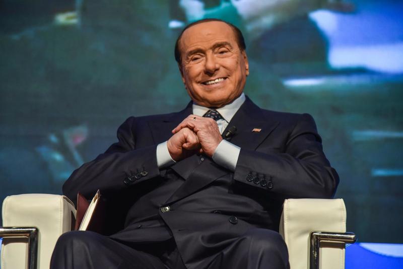 La piazza dedicata a Silvio Berlusconi spacca Trezzano sul Naviglio