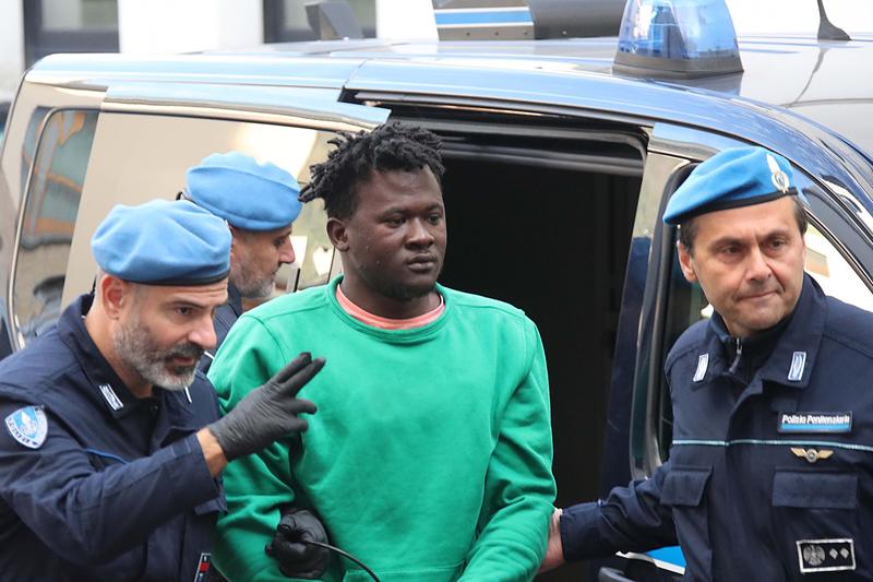Donna stuprata a Sondrio, manifestazione spontanea in piazza: “Vogliamo più sicurezza, ma no a bandiere e razzismo”