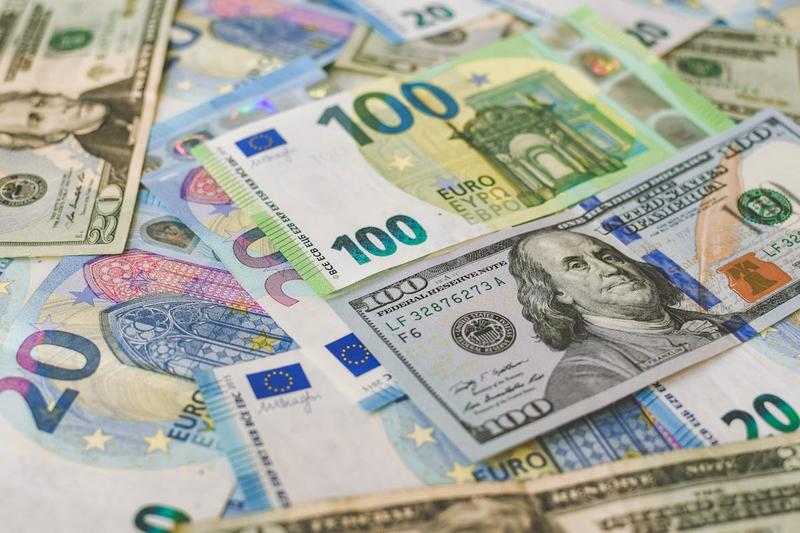 Invertir con depósitos en dólares: ¿una buena opción en tiempos del euro al alza? 