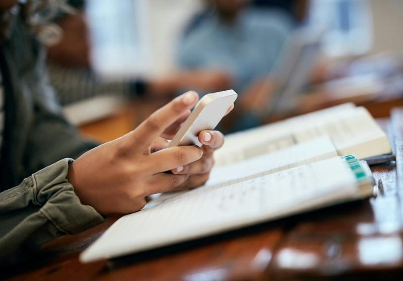 Les adolescents face aux écrans, entre contrôle et « scrolling » : regards croisés de lycéens entre la France et la Chine