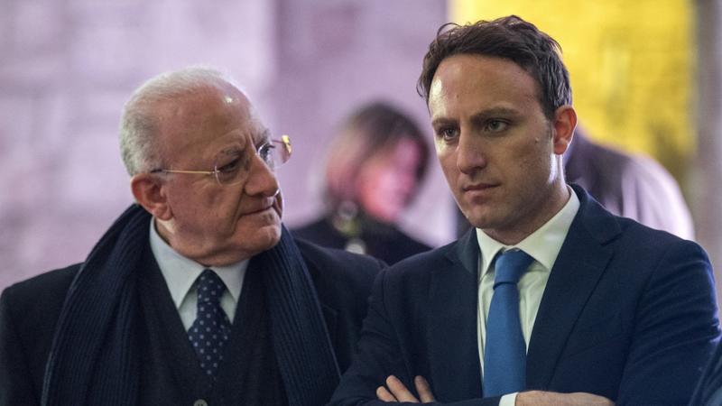 Regionali, scoppia il casoÂ A Testa Alta: Â«Via il nomeÂ De Luca dalla listaÂ».Â Pressing sul figlio segretario
