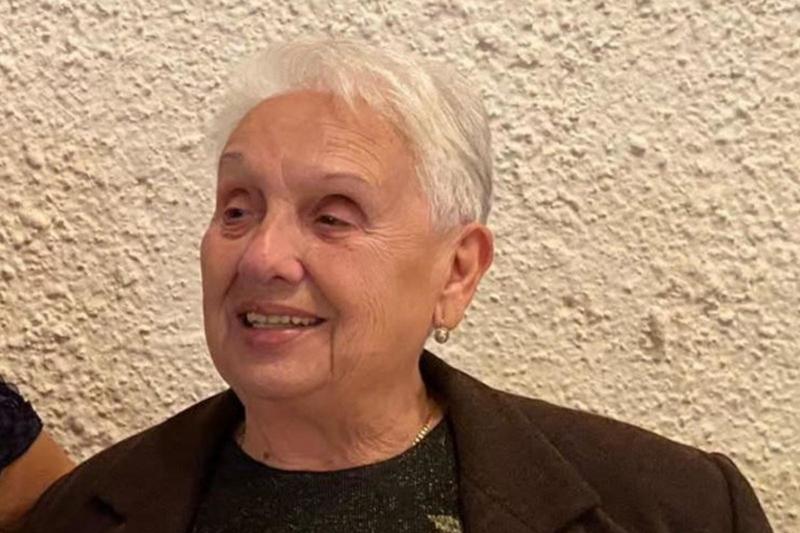 Anziana morta, badante indagata. Il quartiere abbraccia la famiglia: 