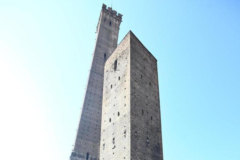 Sos attività sotto la Garisenda: 