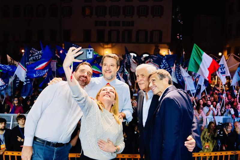 Toscana, il centrodestra ci crede. I leader uniti sullo stesso palco, Meloni: “La Storia la fate voi”