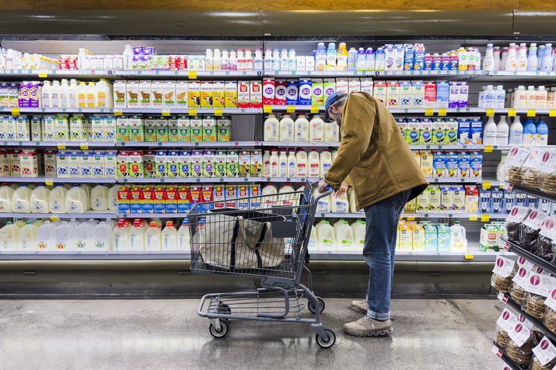 L’Italia spende come un anno fa, ma una famiglia su tre taglia sul cibo