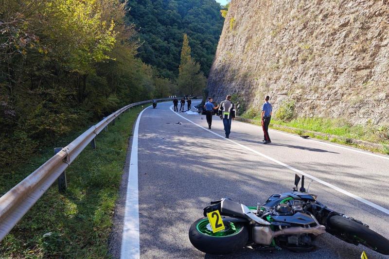 Muore in moto a 40 anni sulla strada panoramica: schianto contro un’auto