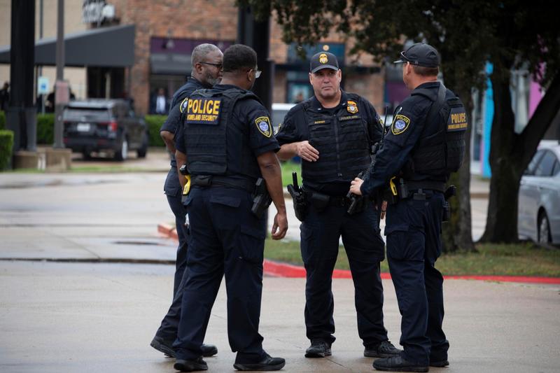 Sparatoria in Mississipi, tragedia dopo la partita di football della scuola: 4 morti e 16 feriti. E caccia all’uomo